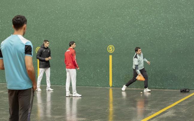 Altuna III-Ezkurdia y Laso-Albisu eligen material para la segunda jornada de la liguilla de semifinales del Campeonato de Parejas en el Ogueta de Gasteiz.