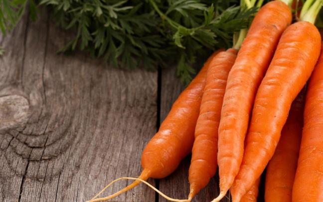 Un manojo de zanahorias.