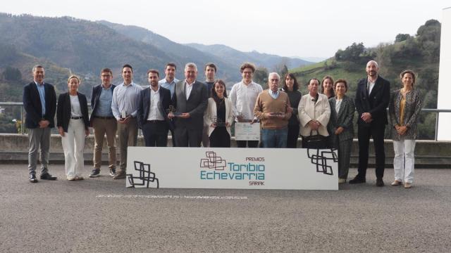 Los premiados en la gala y los representantes de las empresas homenajeadas han posado junto a los organizadores y las autoridades al final del acto en Tekniker.