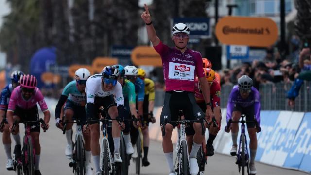Van der Poel festeja la victoria.
