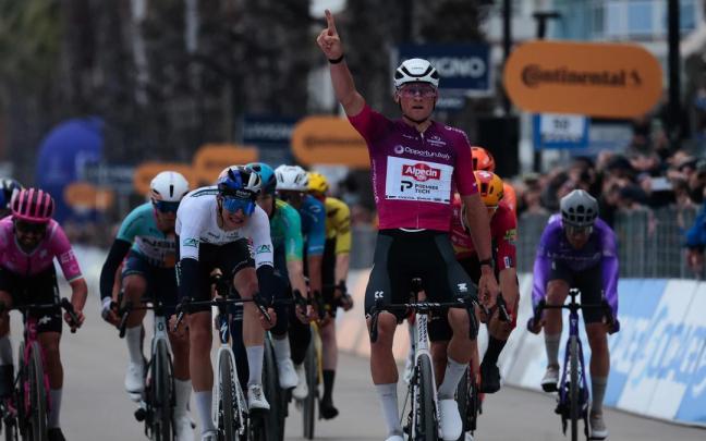 Van der Poel festeja la victoria.
