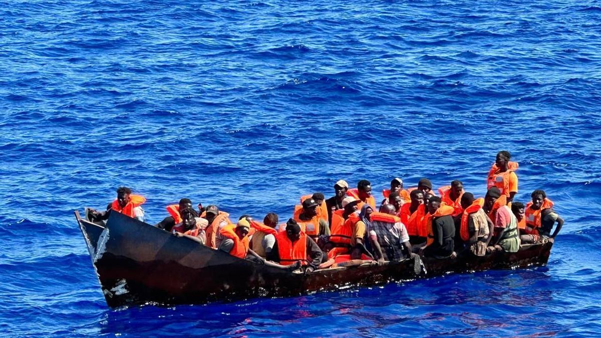 Un grupo de migrantes a bordo de una embarcación rescatada cerca de la isla italiana de Lampedusa.