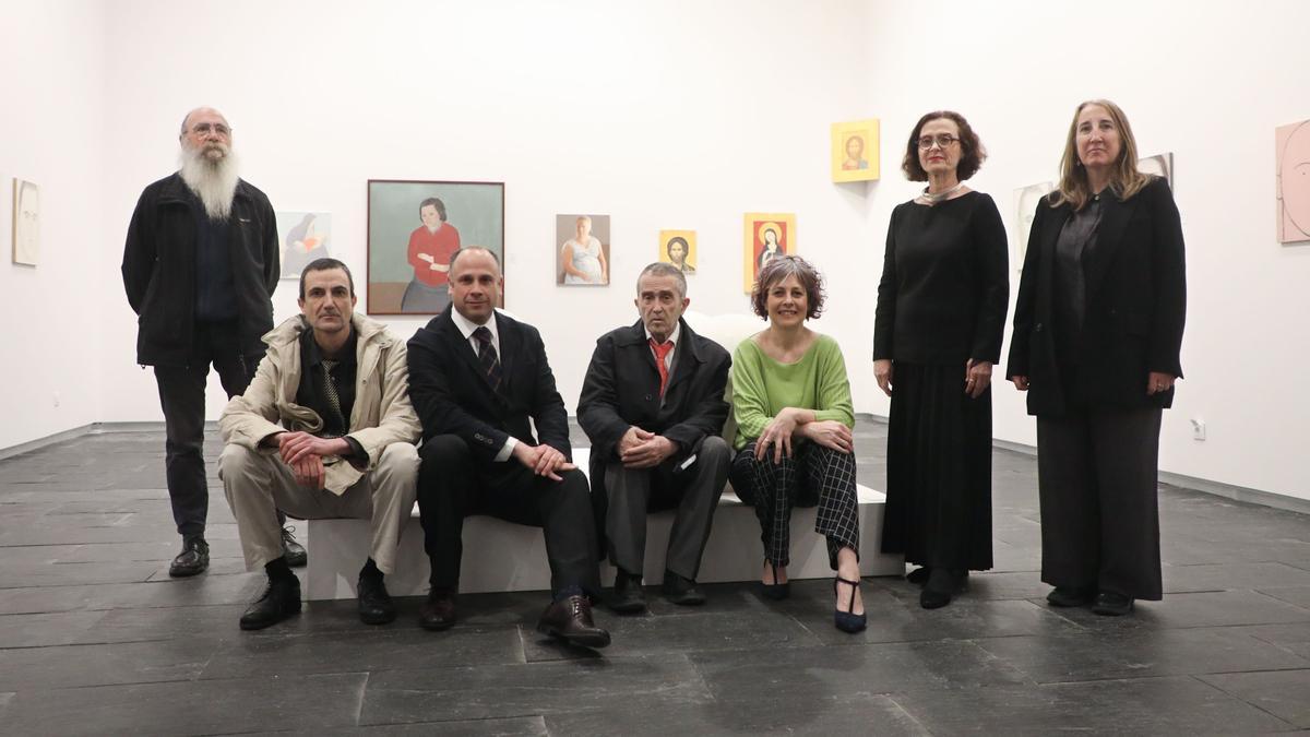 De izda a dcha: José Antonio Jiménez, artista; Diego de Pablos, artista; Pedro Luis Lozano, comisario de la exposición; Juan José Aquerreta, la consejera Esnaola, Mercedes Jover, directora del Museo de Navarra; y Susana Irigaray, directora del Servicio de Museos