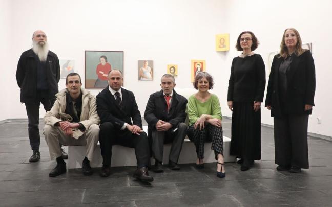 De izda a dcha: José Antonio Jiménez, artista; Diego de Pablos, artista; Pedro Luis Lozano, comisario de la exposición; Juan José Aquerreta, la consejera Esnaola, Mercedes Jover, directora del Museo de Navarra; y Susana Irigaray, direc