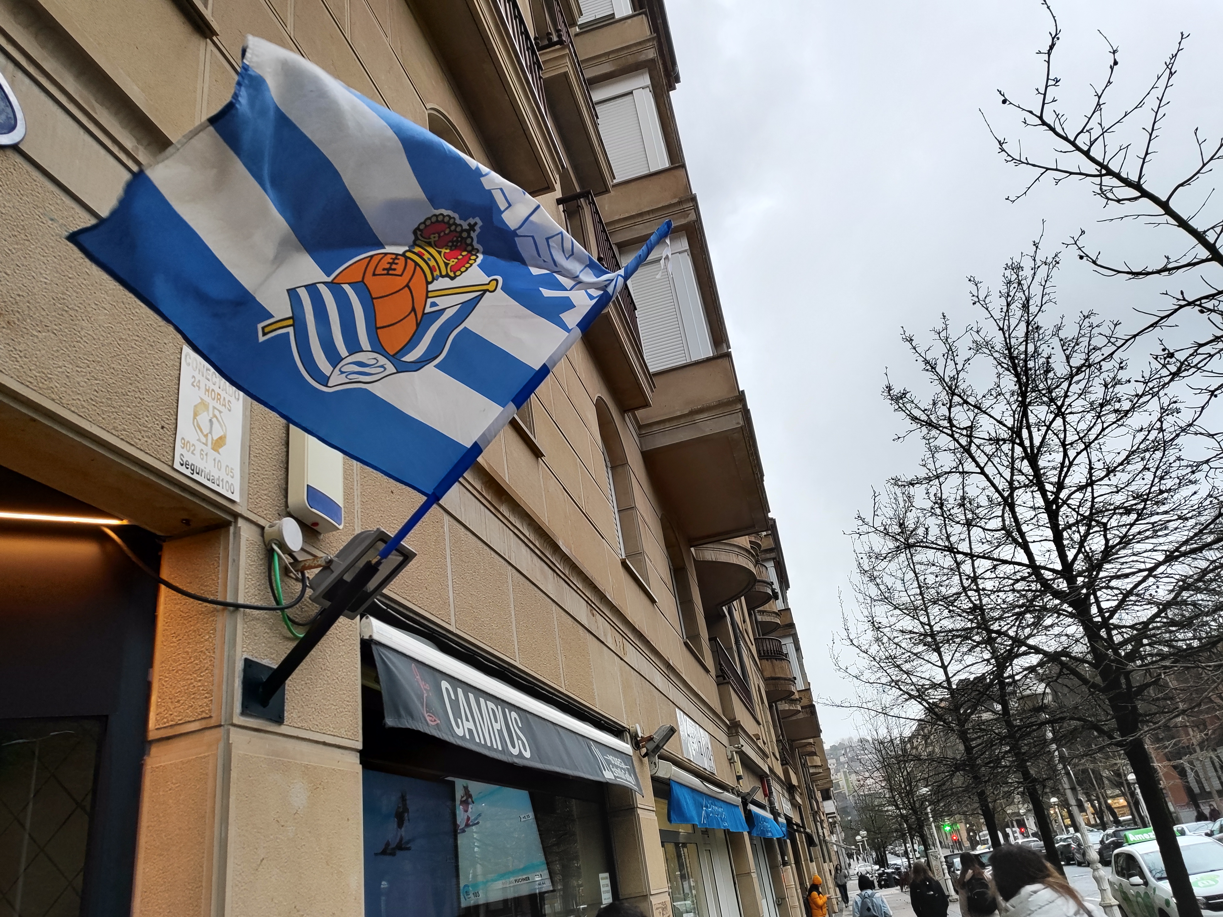 Banderas de la Real Sociedad, ondean, como todos los días de partido, en un bar de Ondarreta