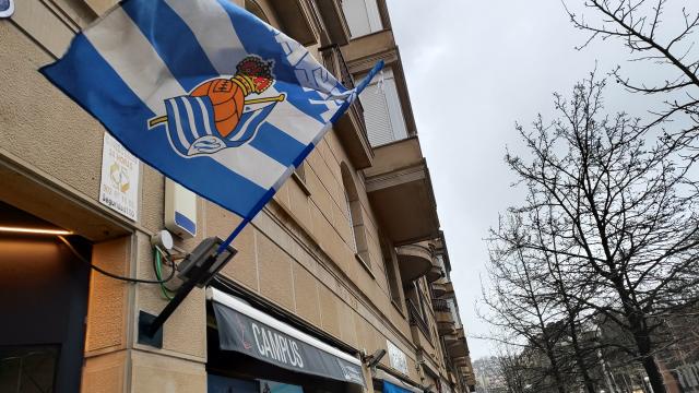 Banderas de la Real Sociedad, ondean, como todos los días de partido, en un bar de Ondarreta