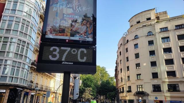 Termómetro en Bilbao marcando 37 grados.