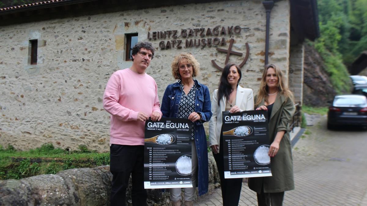 El responsable del Museo de la Sal, Aitor Larrañaga, la alcaldesa de Leintz Gatzaga, Dorleta Elkorobarrutia, la diputada de Movilidad, Turismo y Ordenación del Territorio, Azahara Domínguez, y a directora de Turismo, Libe Otegui, en la pres