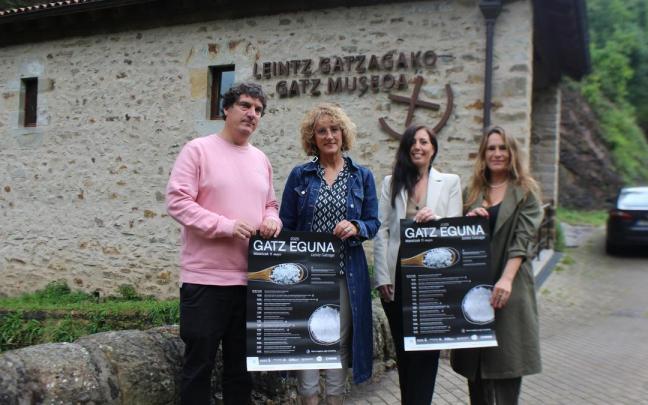 El responsable del Museo de la Sal, Aitor Larrañaga, la alcaldesa de Leintz Gatzaga, Dorleta Elkorobarrutia, la diputada de Movilidad, Turismo y Ordenación del Territorio, Azahara Domínguez, y a directora de Turismo, Libe Otegui, en la pres