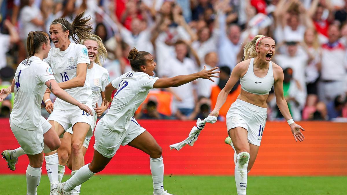 Las jugadoras inglesas celebran su triunfo en la final de la Eurocopa 2022.