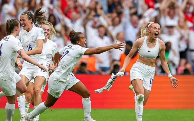 Las jugadoras inglesas celebran su triunfo en la final de la Eurocopa 2022. Las jugadoras inglesas celebran su triunfo en la final de la Eurocopa 2022.