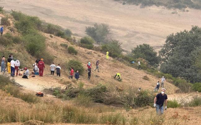 Unos 200 vecinos de Riaño se organizaron y subieron ayer a la colina para tratar de crear un cortafuegos.