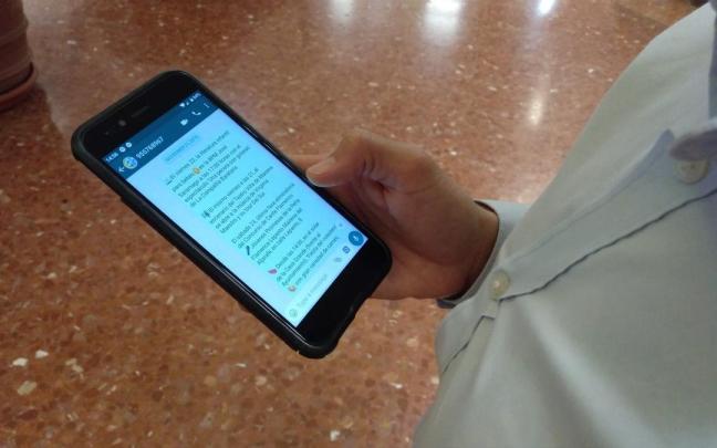 Un usuario utilizando WhatsApp. Un usuario utilizando WhatsApp.