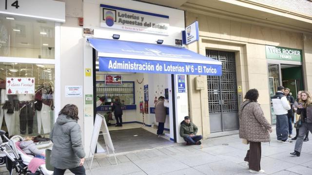 Clientes en una administración de lotería de Pamplona.