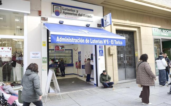 Clientes en una administración de lotería de Pamplona.