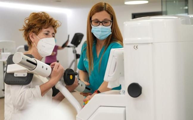 Lexuri López Muro, fisioterapeuta de Nordic Klinika, atiende a una paciente