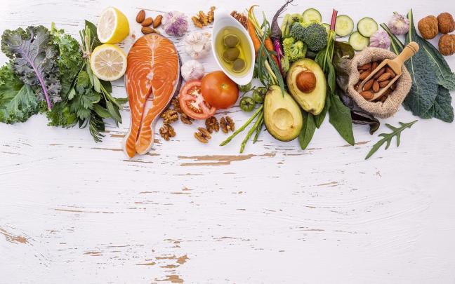 Las verduras de hoja verde, el salmón y los frutos secos son algunos alimentos que previenen el deterioro cognitivo.