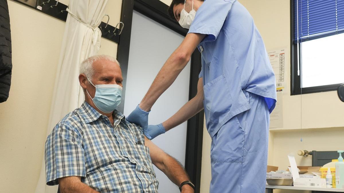 Un hombre recibe las vacunas contra la gripe y el covid-19 en un centro de salud de Vitoria. Foto: Jorge Muñoz