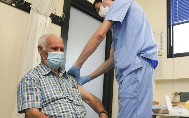 Un hombre recibe las vacunas contra la gripe y el covid-19 en un centro de salud de Vitoria. Foto: Jorge Muñoz Un hombre recibe las vacunas contra la gripe y el covid-19 en un centro de salud de Vitoria. Foto: Jorge Muñoz