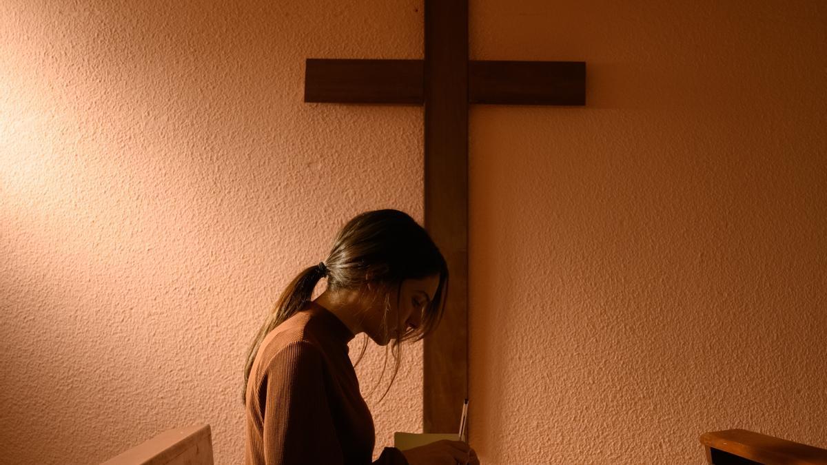 La actriz Claudia Traisac en la serie documental ‘El minuto heroico: yo también dejé el Opus Dei’