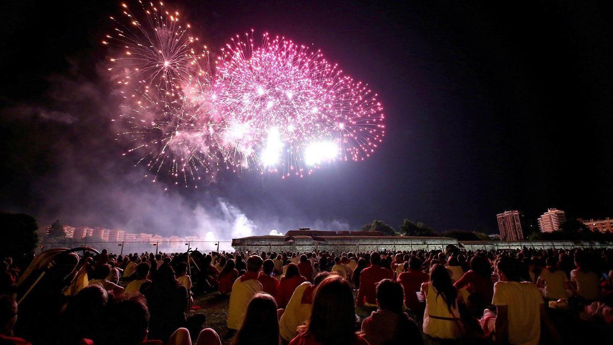 Cada noche a las 23.00 comienzan los fuegos artificiales.