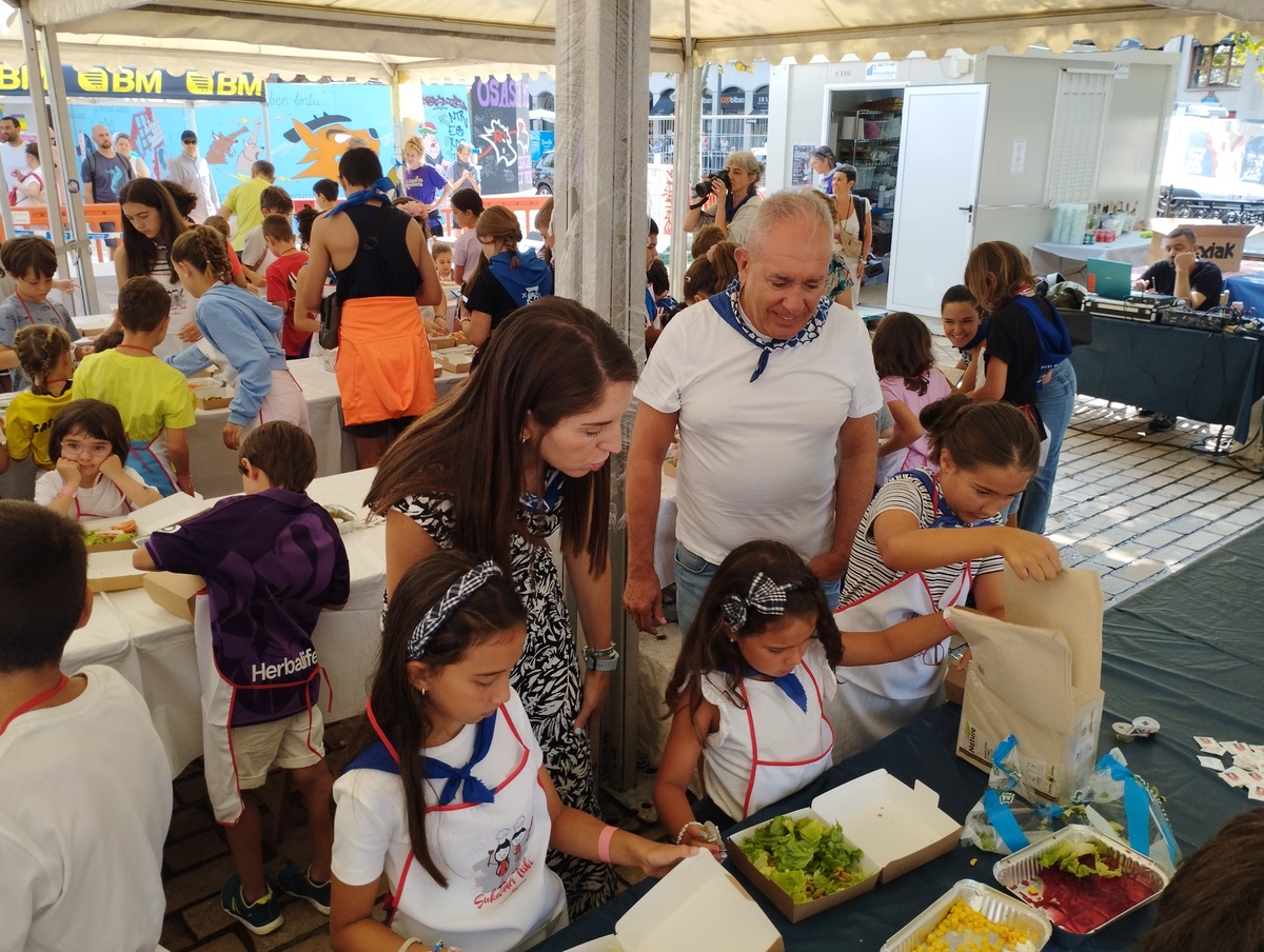 Un grupo de niños participan en un taller gastronómico