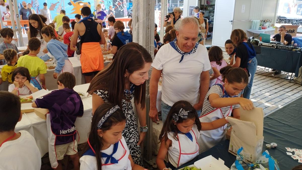 Un grupo de niños participan en un taller gastronómico