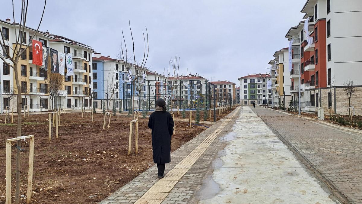 Una mujer pasea en Orenli (Adiyaman), una de las cientos de poblaciones que Turquía construye a contrarreloj.