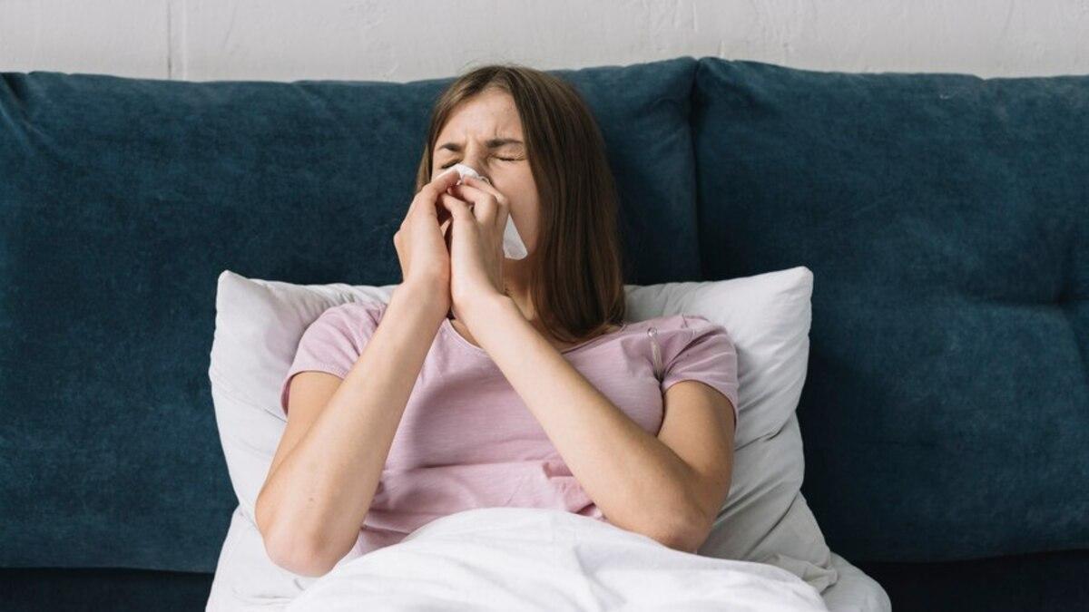 Chica resfriada en la cama