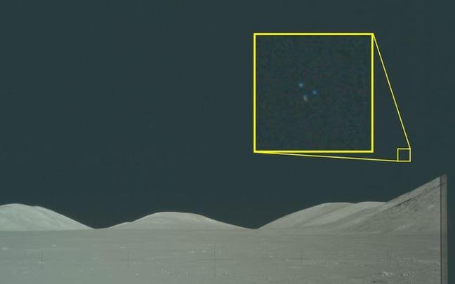 Imagen de diciembre de 1972 durante la misión Apolo 17 en la que se observan tres luces desde la superficie lunar .