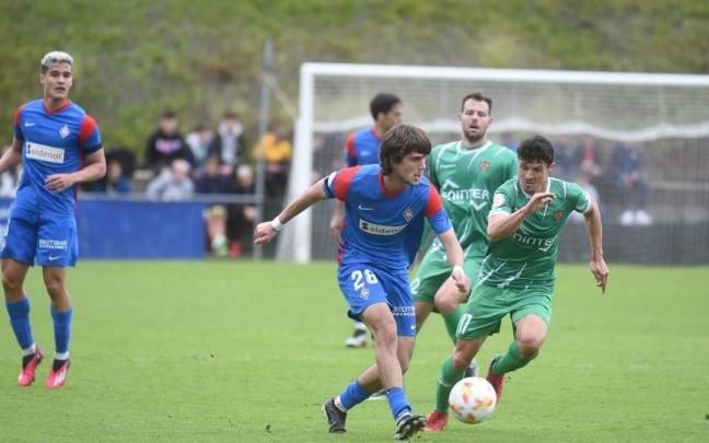 Julen Jon, en una acción con el Amorebieta en el partido ante el Cornellà en Urritxe Julen Jon, en una acción con el Amorebieta en el partido ante el Cornellà en Urritxe