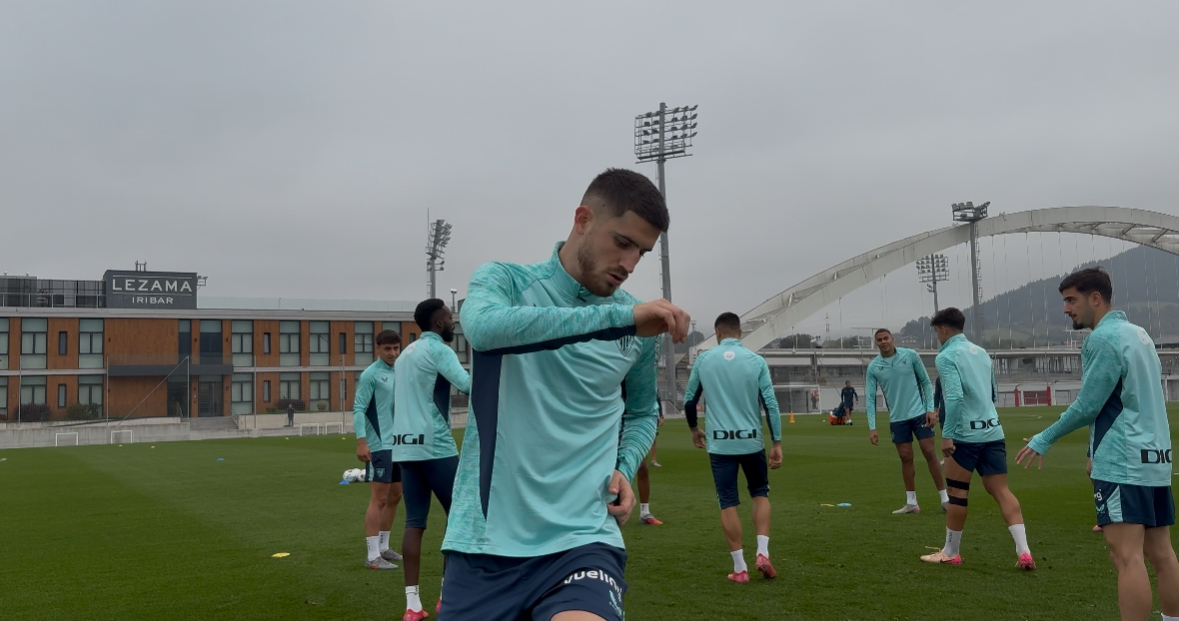 Oihan Sancet e Iñaki Williams trabajan con normalidad junto al grupo