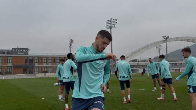 Oihan Sancet e Iñaki Williams trabajan con normalidad junto al grupo