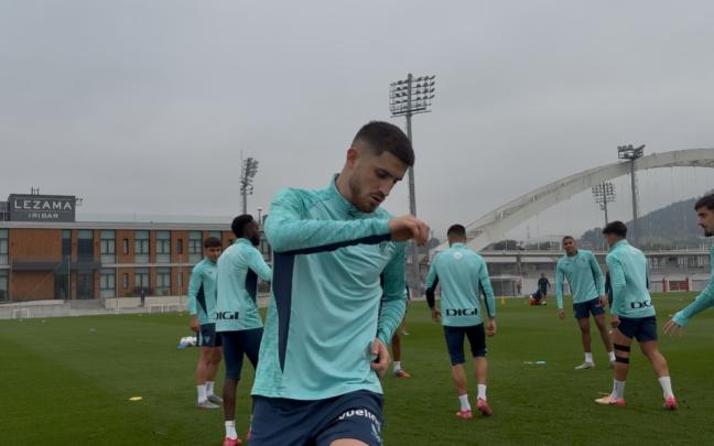 Oihan Sancet e Iñaki Williams trabajan con normalidad junto al grupo
