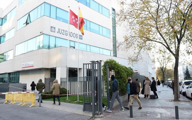 Varios de los acusados de la muerte de 'Jimmy' a su llegada al juicio en una foto de archivo. Varios de los acusados de la muerte de 'Jimmy' a su llegada al juicio en una foto de archivo.
