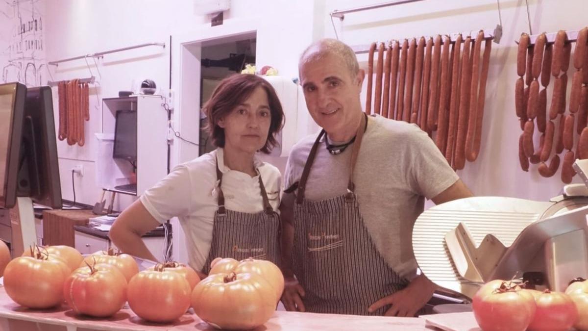 Valentín y Aintzane, en el mostrador de su establecimiento de la calle Arana de Azpeitia.