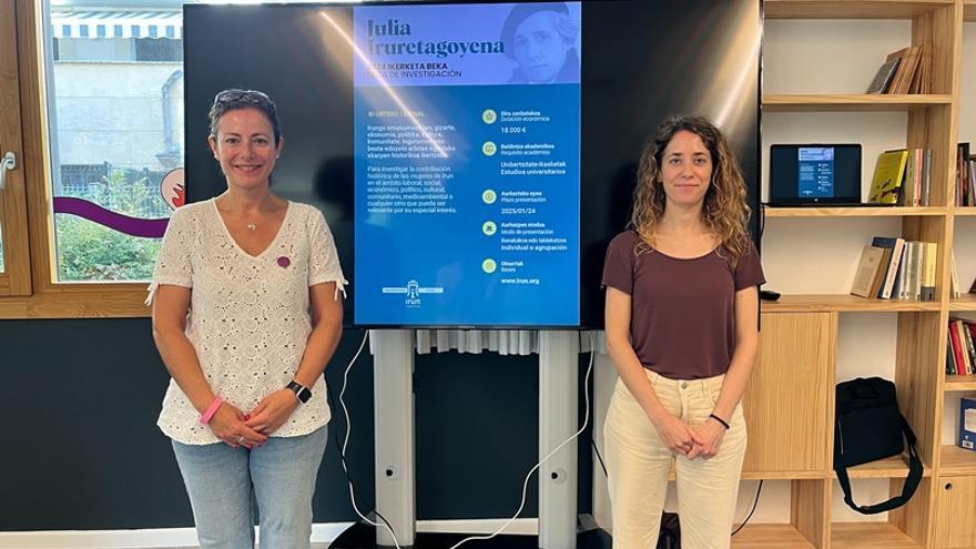 Maite Cortina, delegada de Igualdad del Ayuntamiento de Irun, junto a la antropóloga Maialen Altuna.