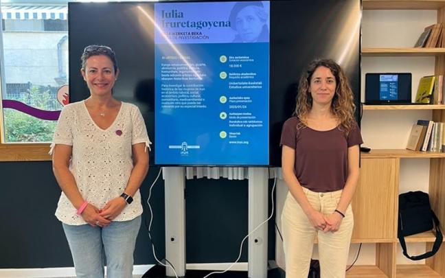 Maite Cortina, delegada de Igualdad del Ayuntamiento de Irun, junto a la antropóloga Maialen Altuna.