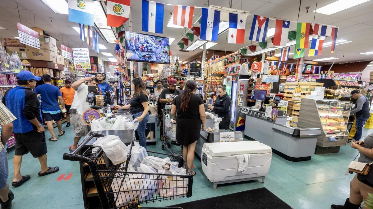 Varias personas compran provisiones en un supermercado de Bradenton, en Florida, horas antes de la llegada del huracán 'Milton'.