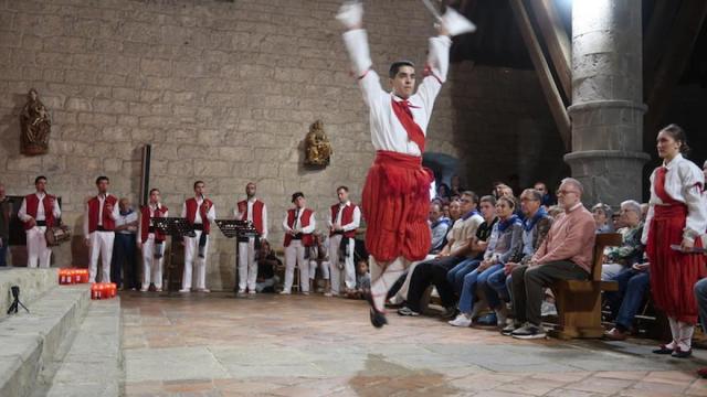 Adur Garmendia, bailando la ezpata dantza.