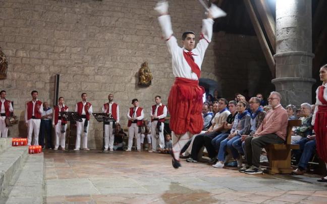 Adur Garmendia, bailando la ezpata dantza.