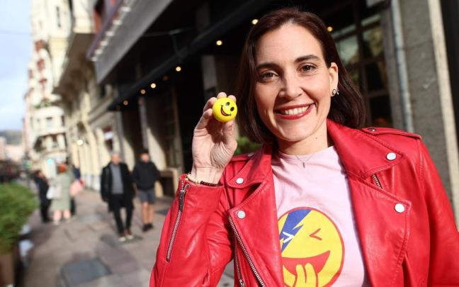 Boticaria García pasea por una calle de Bilbao.