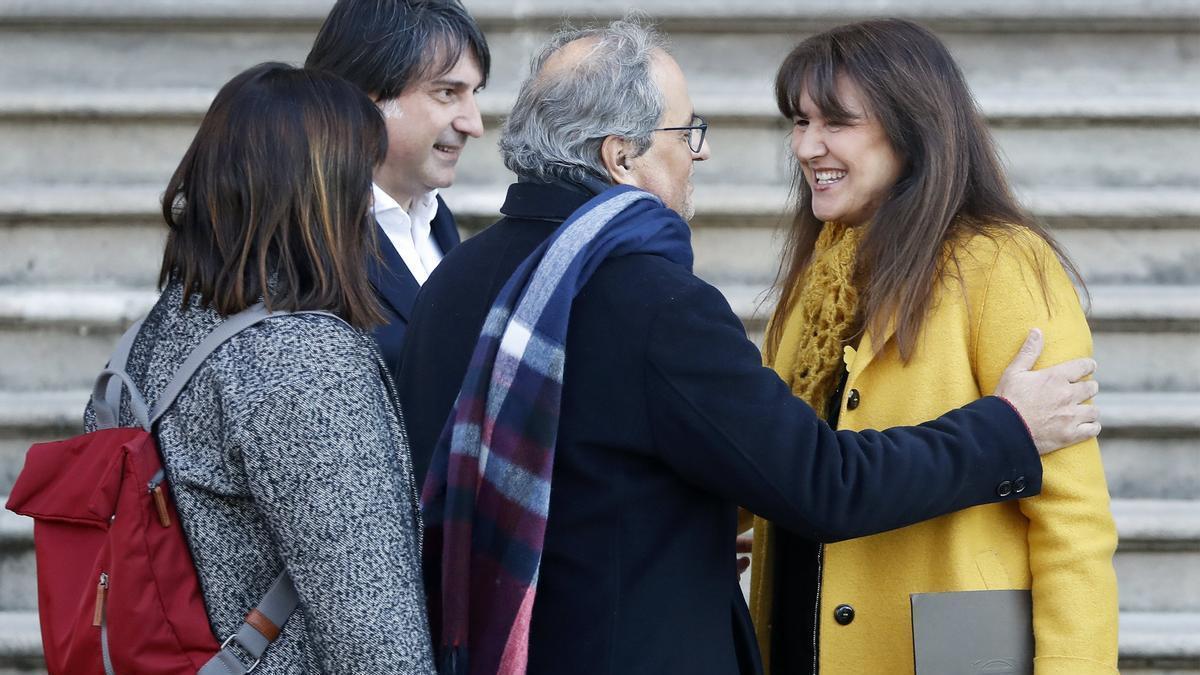 Laura Borràs saluda al expresidente de la Generalitat Quim Torra a su llegada al TSJC.