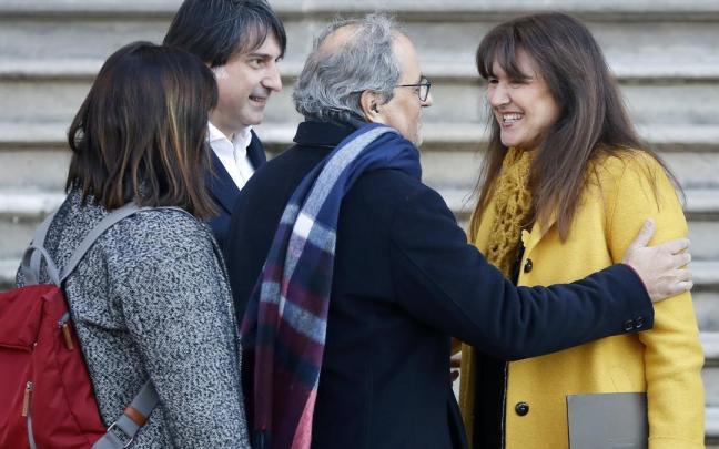 Laura Borràs saluda al expresidente de la Generalitat Quim Torra a su llegada al TSJC. Laura Borràs saluda al expresidente de la Generalitat Quim Torra a su llegada al TSJC.