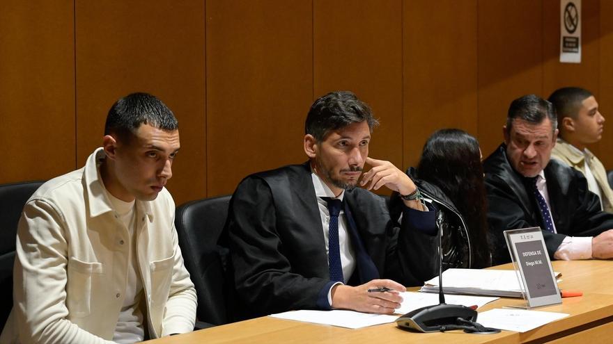 El principal acusado Diego Moaña, junto a su abogado Luis Salgado; la acusada Catherine Silva y su abogado Luciano Prado, durante el juicio por el asesinato de Samuel Luiz.