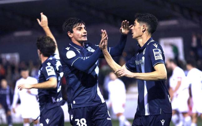 Momento en el que Carlos Fernández celebra juntoa Dadi el único gol marcado en Buñol en el último estreno copero de la Real. / N.G.