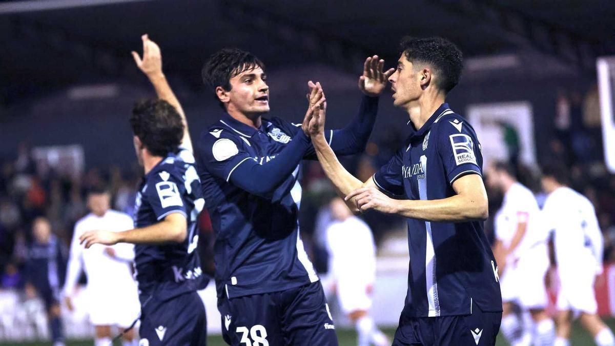 Dadie y Carlos, protagonistas en el gol de la Real frente al Buñol. / N.G.