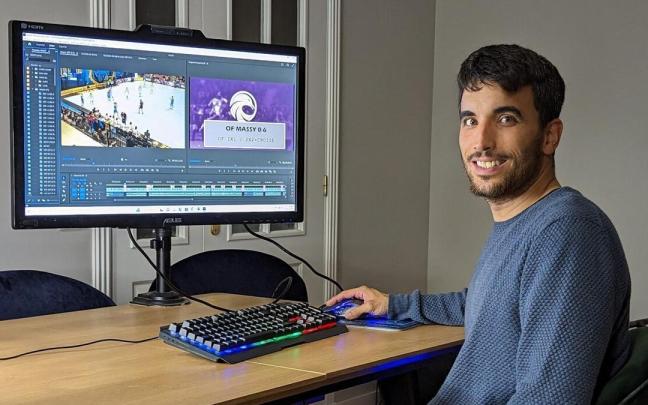 Borja Arnedillo, junto al ordenador desde donde envía los informes a Francia