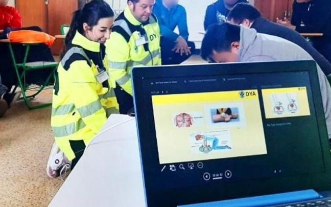 Un momento del cursillo impartido por voluntarios de la DYA en la cárcel de Basauri.