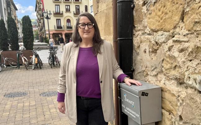 Garbiñe Oiarbide, concejala de Participación, junto a uno de los buzones para enviar propuestas de los presupuestos participativos.